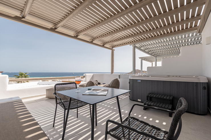 Deluxe Δίκλινα Δωμάτια με Εξωτερικό Τζακούζι και Θέα στη Θάλασσα